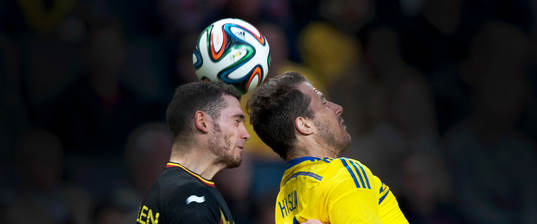 Belgiens Thomas Vermaelen och Sveriges Tobias Hysén i