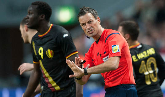 Domaren Mark Clattenburg i träningslandskampen i mellan