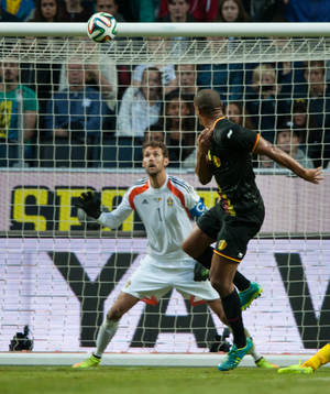 Belgiens Vincent Kompany nära överlista Andreas Isaksson,