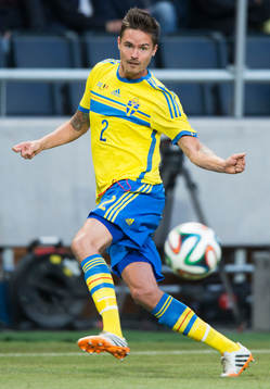Sveriges Mikael Lustig  i träningslandskampen i mellan