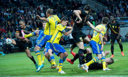 Belgiens Vincent Kompany och Sveriges Andreas Granqvist och