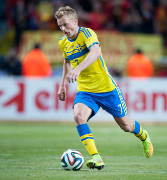 Sveriges Sebastian Larsson i träningslandskampen i mellan