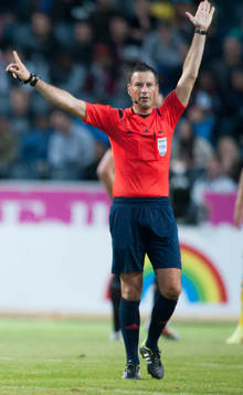 Domaren Mark Clattenburg i träningslandskampen i mellan