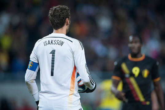 Sveriges målvakt Andreas Isaksson med bollen i tryggt