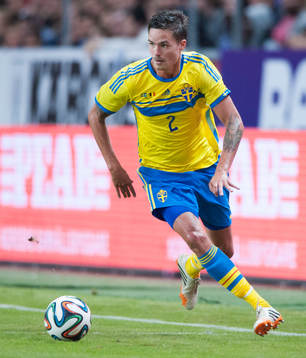 Sveriges Mikael Lustig  i träningslandskampen i mellan
