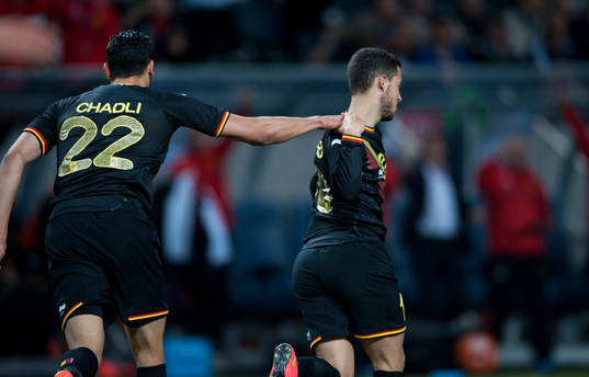 Belgiens Eden Hazard har gjort 0-2 och grattas av Nacer