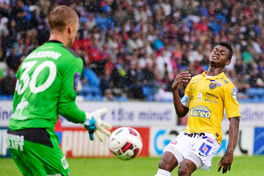 Falkenbergs Godsway Donyoh och Helsingborgs målvakt Pär