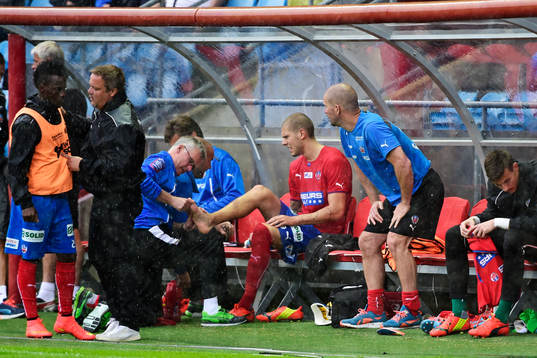 Helsingborgs Robin Simovic blir omplåstrad på bänken