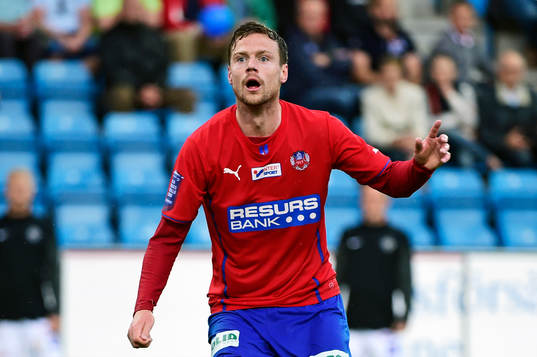 Helsingborgs Arnór Smárason ser sitt skott gå över mål