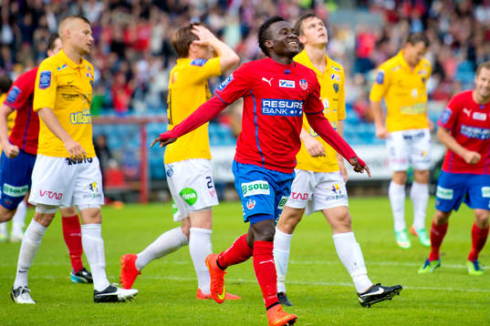 Helsingborgs David Accam jublar samtidigt som Falkenbergs