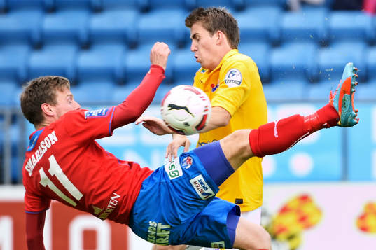 Helsingborgs Arnór Smárason och Falkenbergs Adam Eriksson
