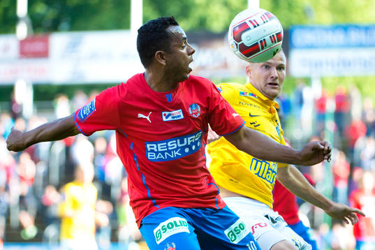 Helsingborgs Álvaro Santos i kamp om bollen med