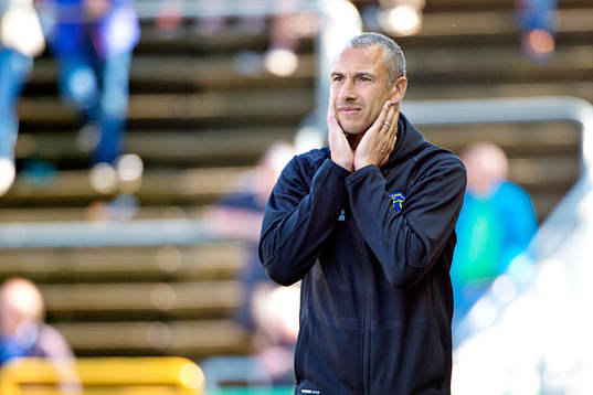 Falkenbergs tränare Henrik Larsson deppar