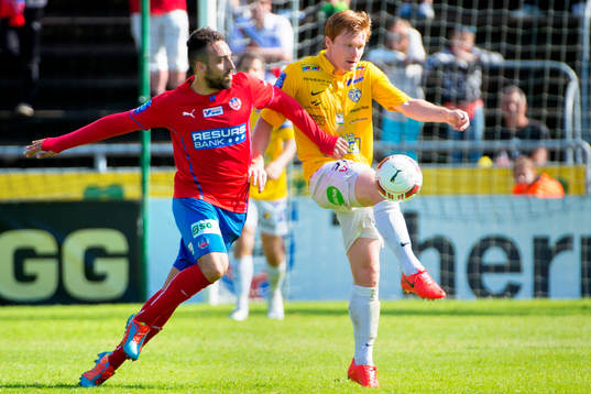 Helsingborgs Abdul Khalili i kamp om bollen med Falkenbergs