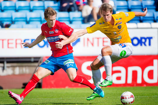 Falkenbergs Adam Eriksson jagas av Helsingborgs Emil Krafth