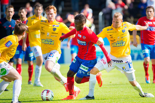 Helsingborgs David Accam tar sig förbi Falkenbergs Dan