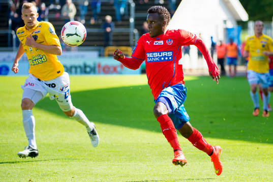Helsingborgs David Accam jagar boll