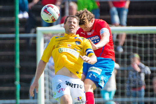 Falkenbergs Stefan Rodevåg i nickel med Helsingborgs Carl