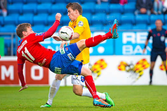 Helsingborgs Arnór Smárason halkar