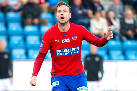 Helsingborgs Arnór Smárason ser skottet gå utanför mål