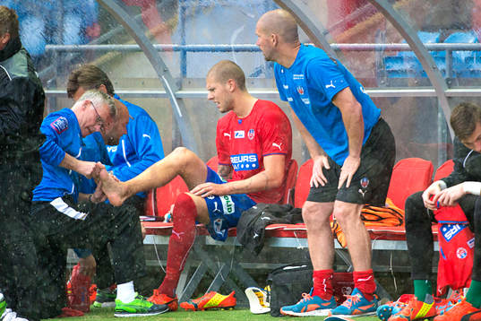 Helsingborgs Robin Simovic plåstras om på bänken