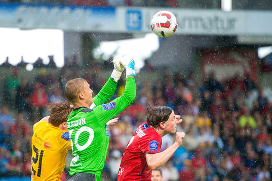 Helsingborgs målvakt Pär Hansson boxar undan bollen