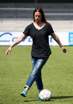 Göteborgs Johanna Almgren är skadad och hjälper till på