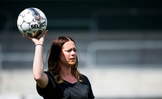 Göteborgs Johanna Almgren är skadad och hjälper till på