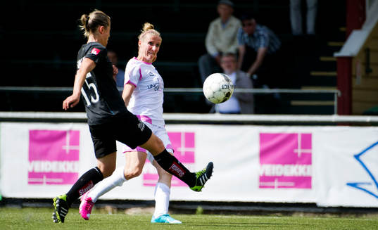 Rosengårds Anja Mittag lobbar snyggt in 2-0