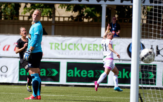 Rosengårds Anja Mittag gör 2-0 bakom Göteborgs målvakt
