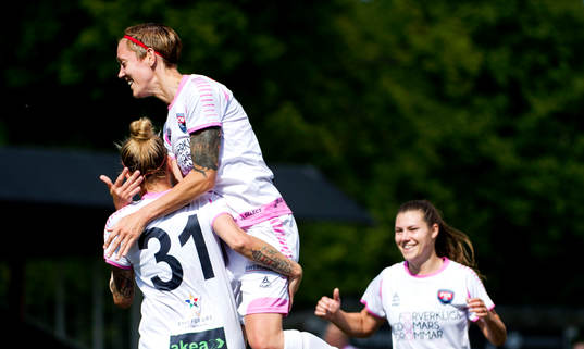 Rosengårds Anja Mittag gör 4-0 och jublar med Therese
