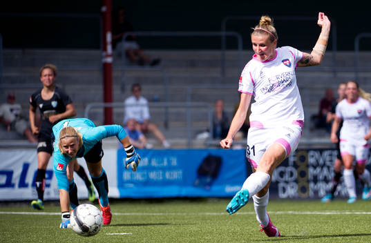 Rosengårds Anja Mittag rundar Göteborgs målvakt Loes