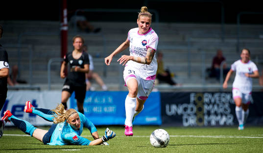Rosengårds Anja Mittag rundar Göteborgs målvakt Loes