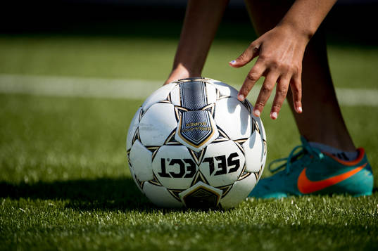 En boll och en hand