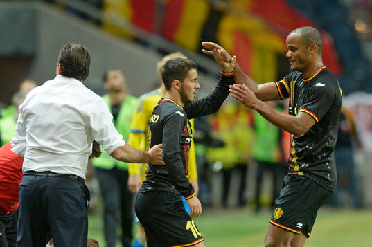 Belgiens Eden Hazard gratuleras av Vincent Kompany