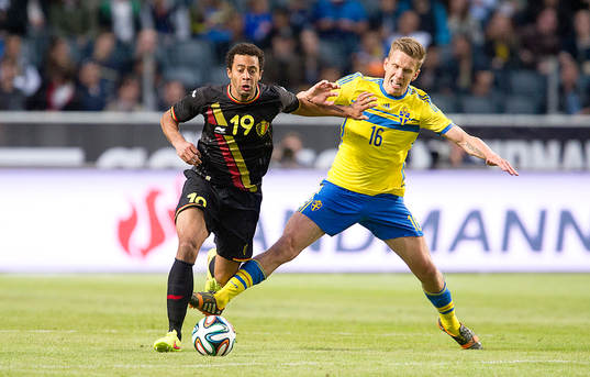 Belgiens Moussa Dembele och Sveriges Pontus Wernbloom