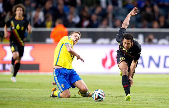 Sveriges Pontus Wernbloom och Belgiens Moussa Dembele