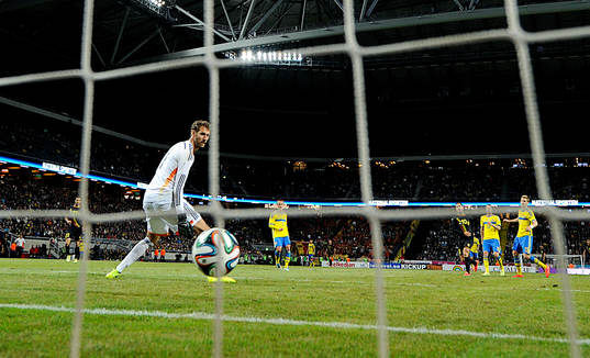 Sveriges målvakt Andreas Isaksson släpper in 0-2 målet