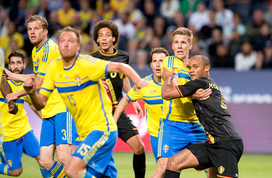 Belgiens Vincent Kompany och Sveriges Pontus Wernbloom