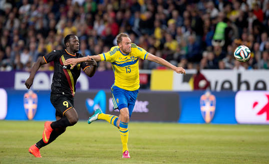 Sveriges Andreas Granqvist och Belgiens Romelu Lukaku