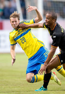 Sveriges Ola Toivonen och Belgiens Vincent Kompany