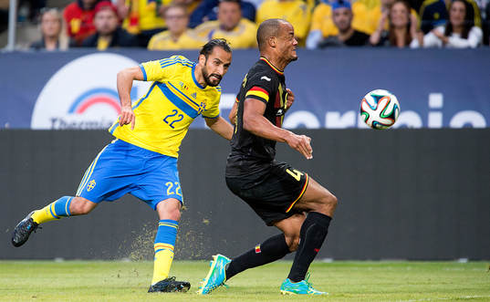 Sveriges Erkan Zengin och Belgiens Vincent Kompany
