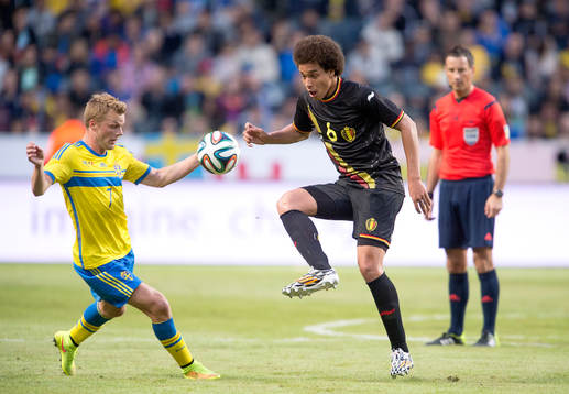 Sveriges Sebastian Larsson och Belgiens Axel Witsel