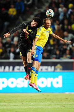 Belgiens Marouane Fellaini och Sveriges Andreas Granqvist