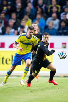 Sveriges Mikael Lustig mot Belgiens Eden Hazard