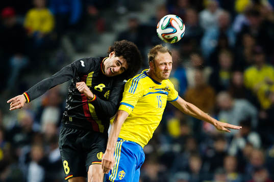 Belgiens Marouane Fellaini i en duell med Sveriges Andreas