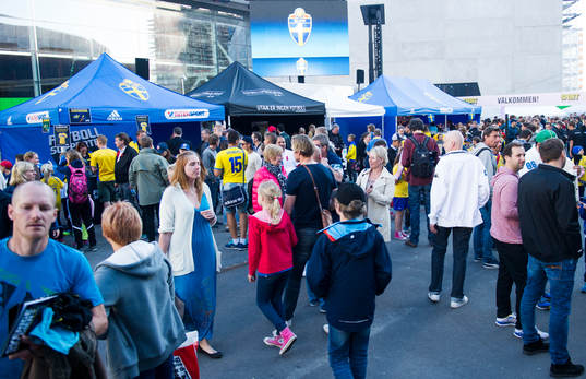 Supportrar besöker fanzone