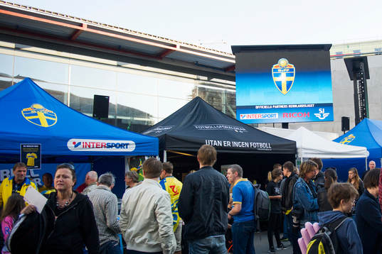 Supportrar besöker fanzone