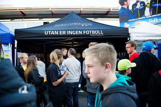 Supportrar besöker fanzone