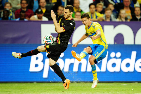 Sveriges Mikael Lustig och Belgiens Thomas Vermaelen